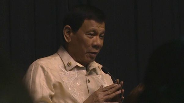 Philippinischer Präsident singt für Trump Philippinischer Präsident singt für Trump