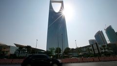 هل تتأرجح زجاجة السعودية بين "نيوم" وحرب النجوم؟