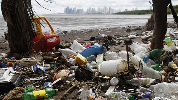 Karmenu Vella, Commissario UE: "Entro il 2050 nei mari più plastica che pesci" Karmenu Vella, Commissario UE: "Entro il 2050 nei mari più plastica che pesci"