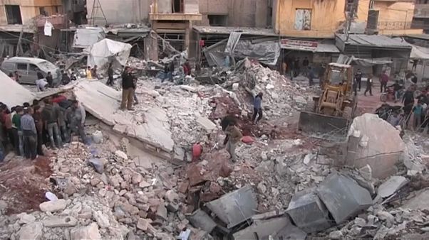 عشرات القتلى في قصف جوي على سوق بريف حلب عشرات القتلى في قصف جوي على سوق بريف حلب