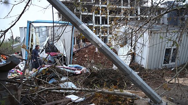 Antalya'da şiddetli yağış ve hortum: En az 25 yaralı Antalya'da şiddetli yağış ve hortum: En az 25 yaralı