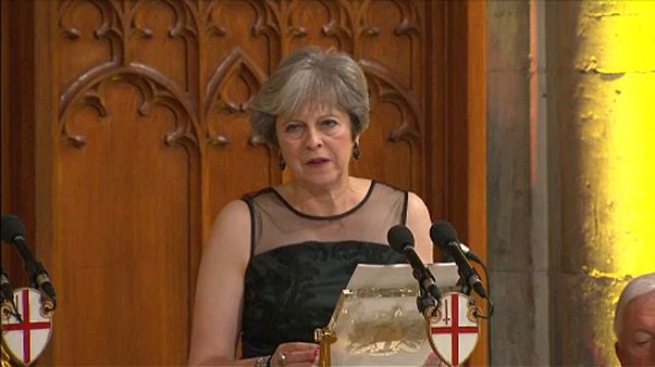 Theresa May avverte Putin: "Sei una minaccia" Theresa May avverte Putin: "Sei una minaccia"