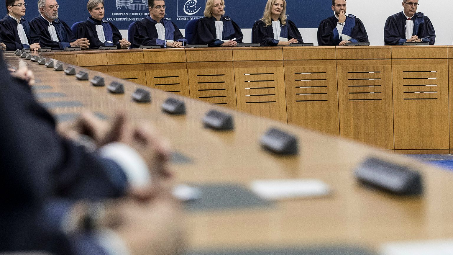 Fransa'da 11 yaşındaki kızla ilişkiye beraat kararı tepki çekti