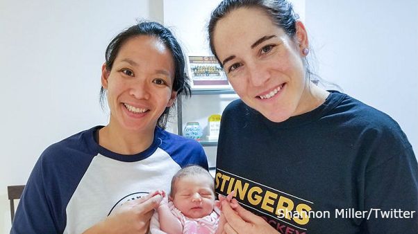 Eishockey-Welt feiert Baby von Ex-Konkurrentinnen Eishockey-Welt feiert Baby von Ex-Konkurrentinnen