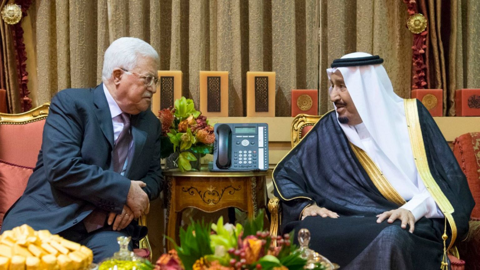 التايمز: محمد بن سلمان يخير عباس بين قبول خطة كوشنر أو الاستقالة