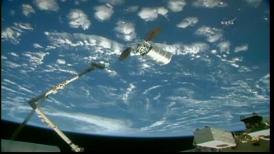 Raumfrachter "Cygnus" dockt an der ISS an