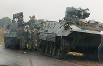 Tanques e carros blindados nos arredores da capital