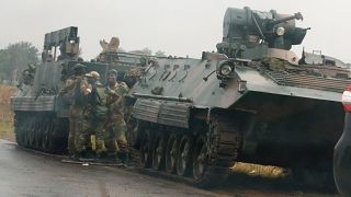 La cúpula del Ejército amenaza al presidente Mugabe
