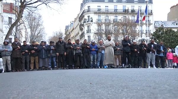 Fransa'da 'sokakta namaz gerginliği' yargıya taşındı Fransa'da 'sokakta namaz gerginliği' yargıya taşındı