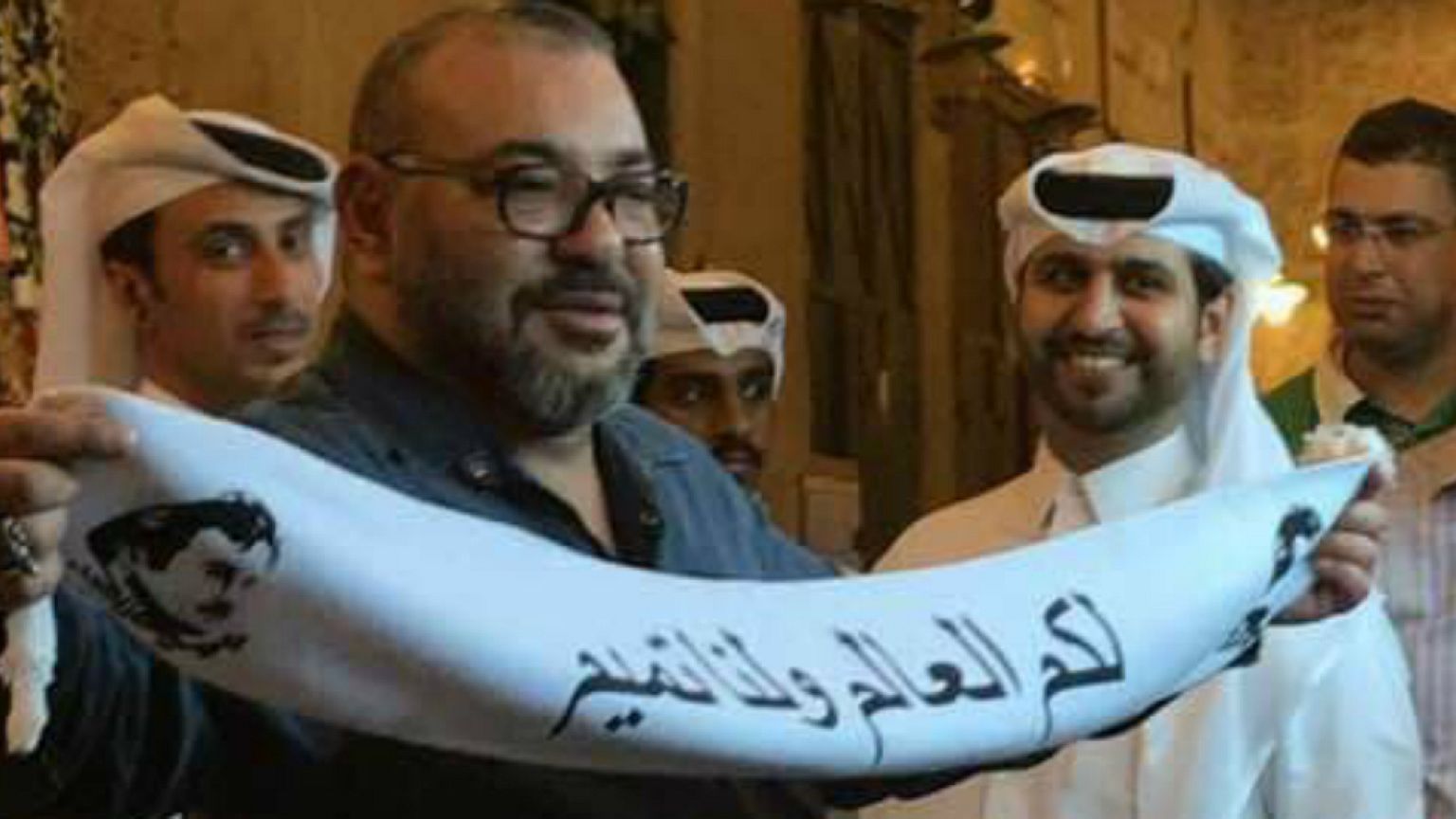 من فبرك صورة العاهل المغربي في قطر؟