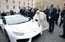 Papa Francis'e Lamborghini hediye edildi
