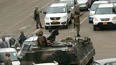 Militares preparam o fim da era Mugabe