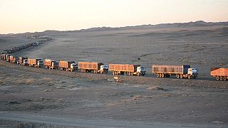 130 Kilometer Stau: Lastwagen stecken in der Mongolei fest