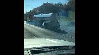 ویدئو؛ خودرویی که در جلوی کامیون گیر افتاد