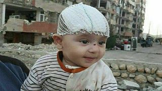 العثور على طفل حي بعد بقائه ثلاثة أيام تحت انقاض الزالزال في إيران