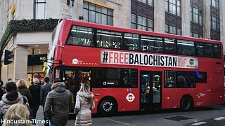 شعار «بلوچستان آزاد» روی اتوبوس‌های لندن