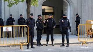 Policías españoles reclaman subida salarial: "Ganamos 900 euros menos al mes que los Mossos"