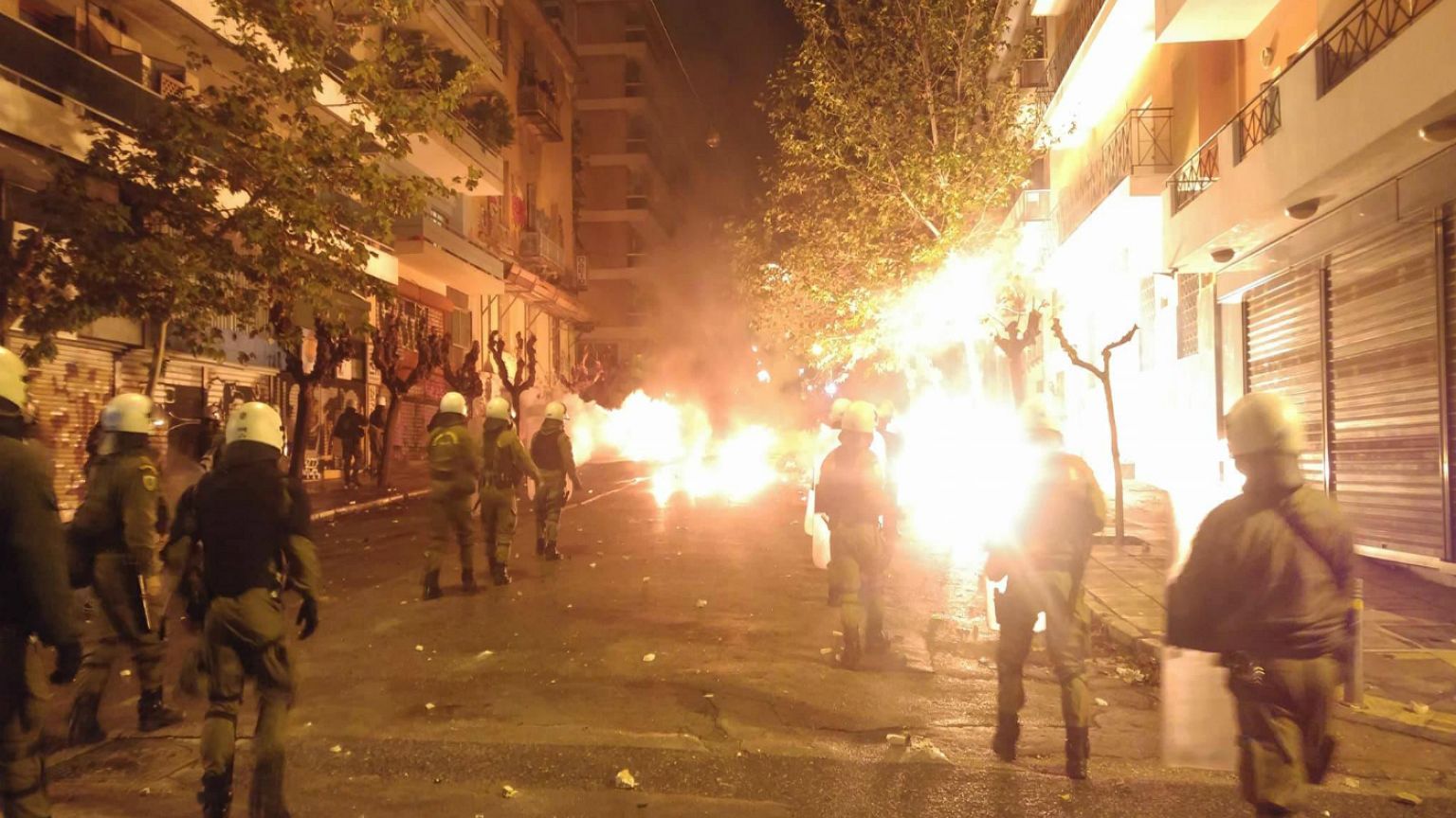 Συλλήψεις μετά τα επεισόδια στο κέντρο της Αθήνας - Εντατικές έρευνες για το ποιος έριξε τη φωτοβολίδα