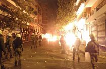 Συλλήψεις μετά τα επεισόδια στο κέντρο της Αθήνας - Εντατικές έρευνες για το ποιος έριξε τη φωτοβολίδα