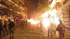 Συλλήψεις μετά τα επεισόδια στο κέντρο της Αθήνας - Εντατικές έρευνες για το ποιος έριξε τη φωτοβολίδα
