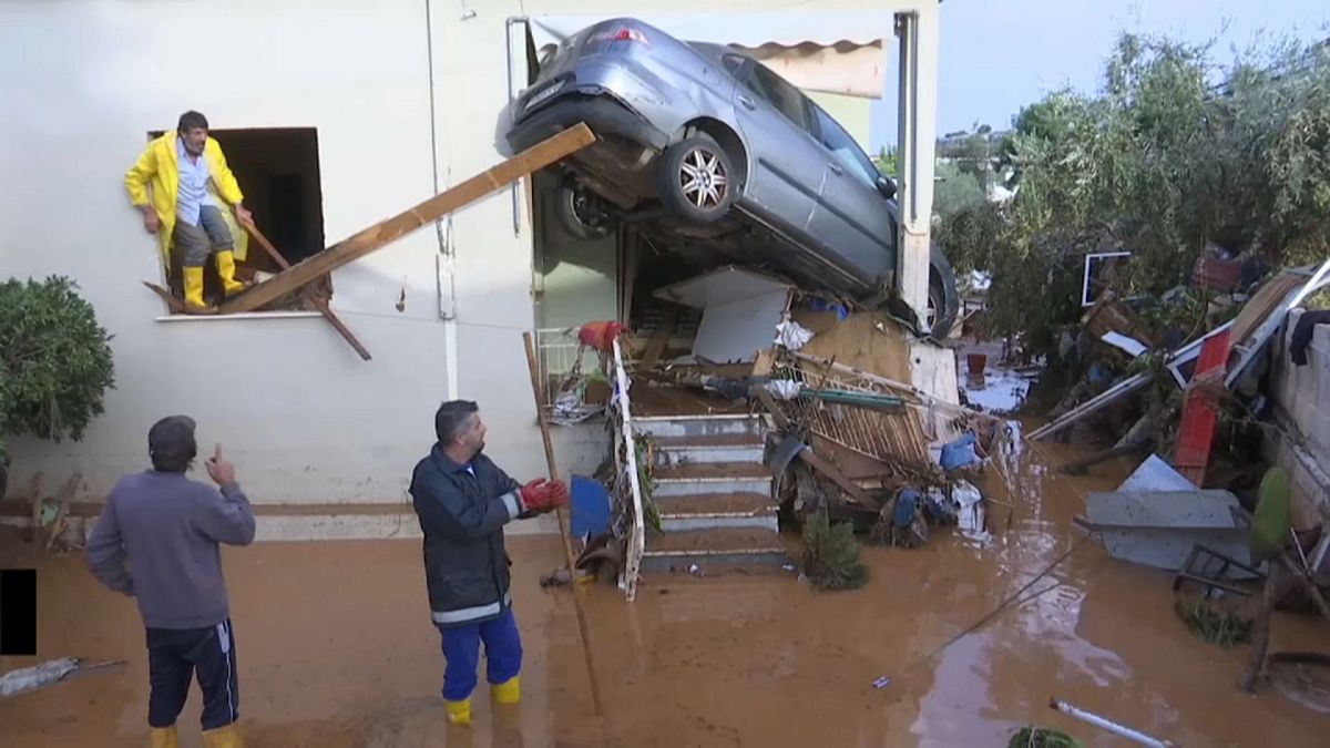 Auto im Hauseingang: die Folgen der Flut in Griechenland