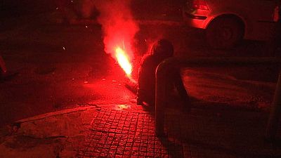 شاهد: إمرأة تصاب بقنبلة مشتعلة خلال مظاهرة في أثينا
