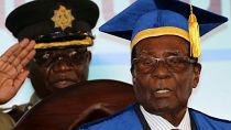 Zimbabwe: Mugabe è isolato, ma non cede
