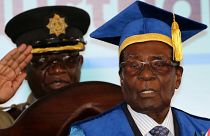 Zimbabwe: Anti-Mugabe protests as pressure piles on veteran leader