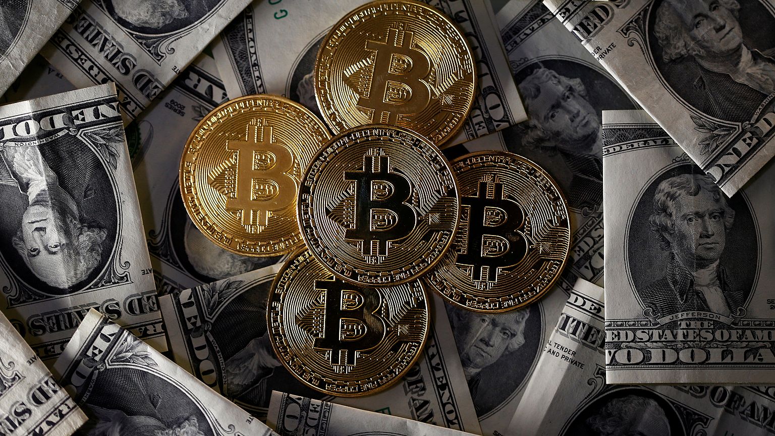 بيتكوين يتجاوز الثمانية آلاف دولار