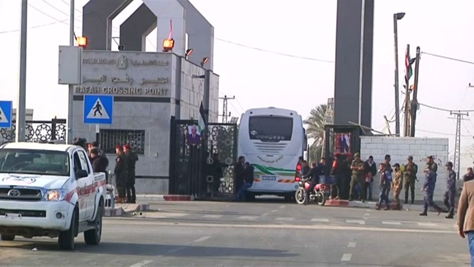 بعد عشر سنوات من الإغلاق، مصر تفتح الحدود مع غزة