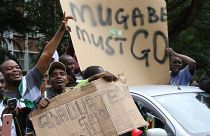 Ζιμπάμπουε: «Ο Μουγκάμπε δεν είναι ο πρόεδρος μας» φωνάζουν οι διαδηλωτές