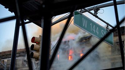 Un enorme incendio devora un edificio de apartamentos en Harlem