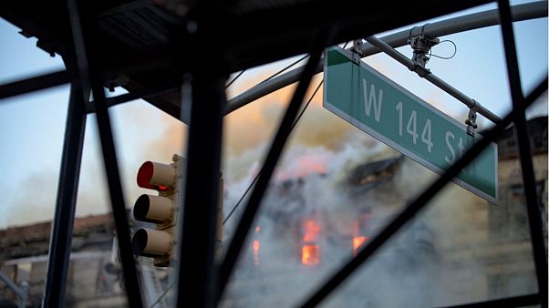 Un enorme incendio devora un edificio de apartamentos en Harlem Un enorme incendio devora un edificio de apartamentos en Harlem