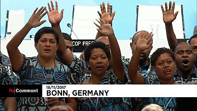 Clôture de la COP23 : la délégation fidjienne chante une chanson d'adieu traditionnelle