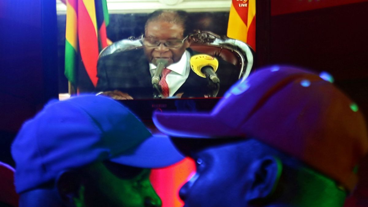 Leváltották Robert Mugabe zimbabwei elnököt a kormányzó Zanu-PF párt éléről