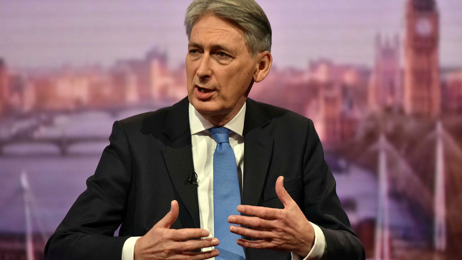 Hammond: UK to improve Brexit offer before EU summit in December
