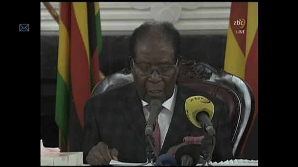 Mugabe se niega a dimitir en un discurso televisado Mugabe se niega a dimitir en un discurso televisado