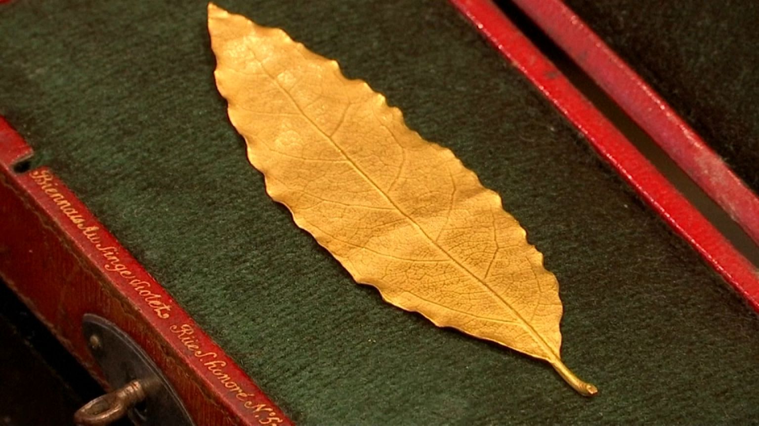Une feuille en or de la couronne de Napoléon vendue 625.000 euros