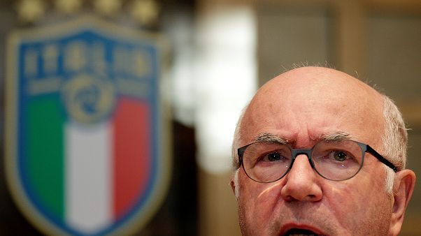 Carlo Tavecchio lascia la Figc e denuncia "ambizioni e sciacallaggi politici" Carlo Tavecchio lascia la Figc e denuncia "ambizioni e sciacallaggi politici"