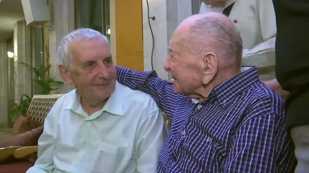 Bewegende Begegnung: 102-Jähriger findet Verwandte