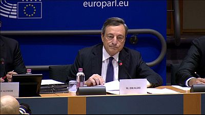 Draghi dice que la recuperación económica tardará en traducirse en subidas salariales