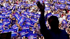Image: Al Gore waves to supporters as he takes the stage at a campaign rall