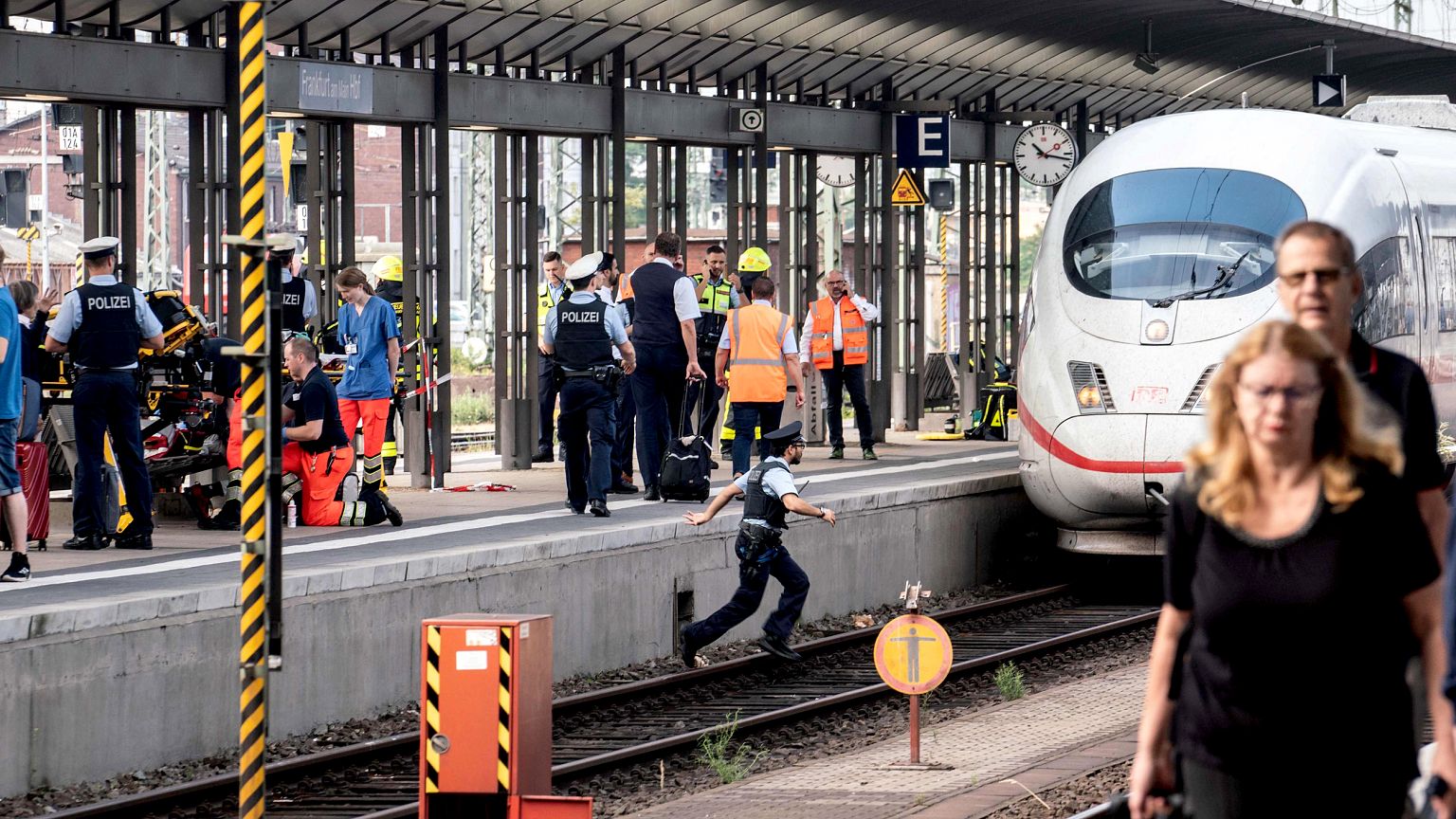 Image: Emergency services stand next to an ICE speed train at aFrankfurt's 