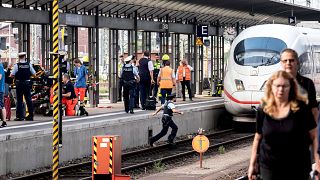 Image: Emergency services stand next to an ICE speed train at aFrankfurt's
