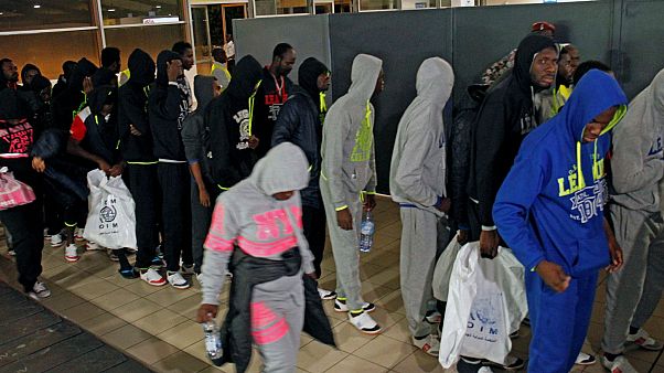 Costa-marfinense repatriado acusa: "Estão a vender africanos na Líbia" Costa-marfinense repatriado acusa: "Estão a vender africanos na Líbia"