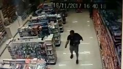 شاهد: شرطي يقتل لصين وهو يحمل ابنه على ذراعه!