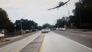 شاهد.. تحطم طائرة على طريق سريعة في فلوريدا