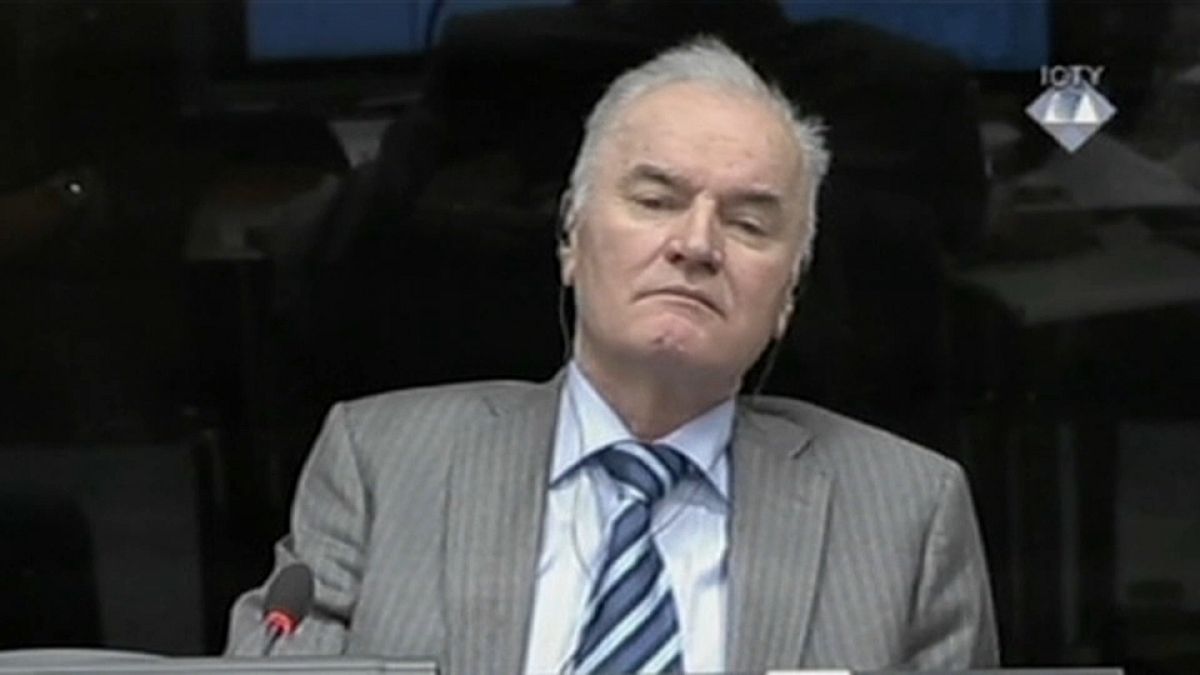Mladić in Den Haag: als Held verehrt, als Massenmörder gehasst