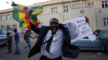 رئيس زمبابوي يقدم استقالته والفرحة تعم شوارع هراري