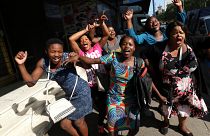 Demissão de Mugabe multiplica festejos no Zimbabué